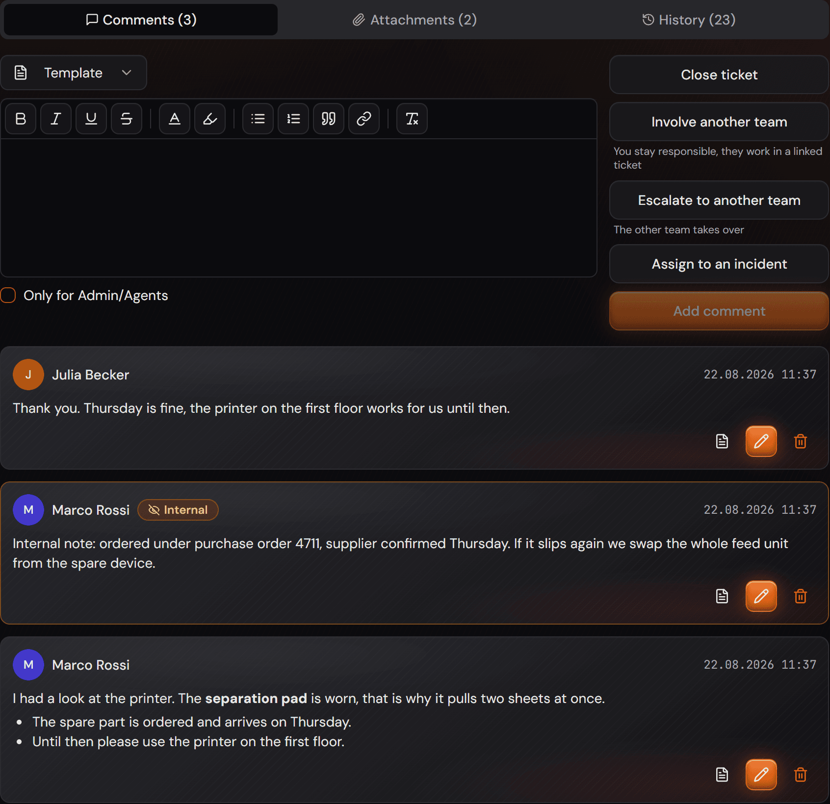 Tre commenti di un ticket: quello in basso con un termine in grassetto e un elenco, quello in mezzo con l'etichetta «Internal».