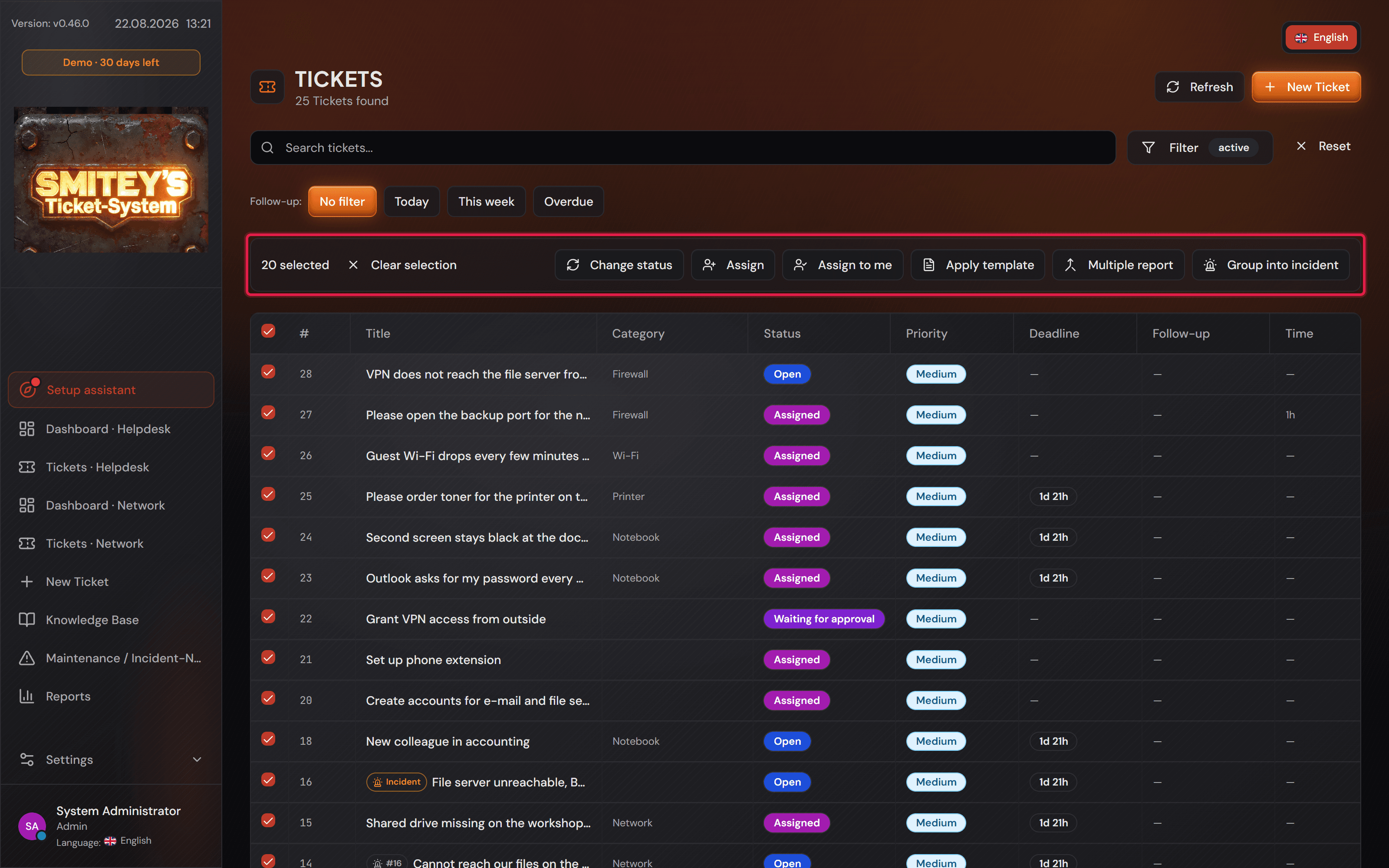 L'elenco dei ticket con righe spuntate e la barra sopra che mostra il numero di ticket selezionati e i pulsanti delle azioni di massa.