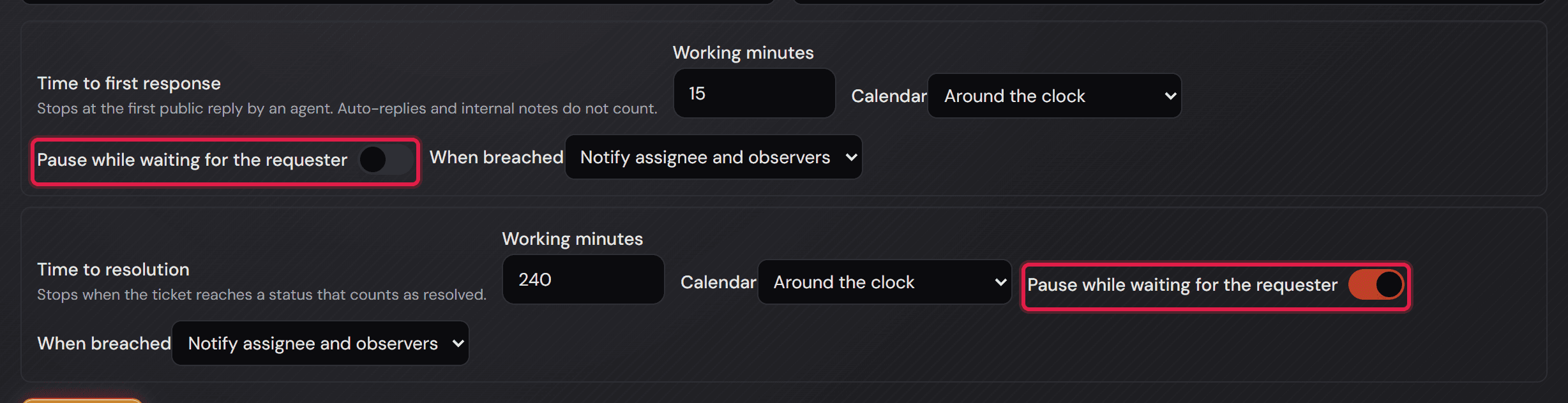 I due obiettivi di una politica con gli interruttori «Pause while waiting for the requester» in cornice rossa — spento sul primo obiettivo, acceso sul secondo.